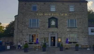 Bolton Arms Hotel - image 1