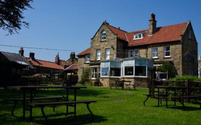 Fylingdales Inn - image 1