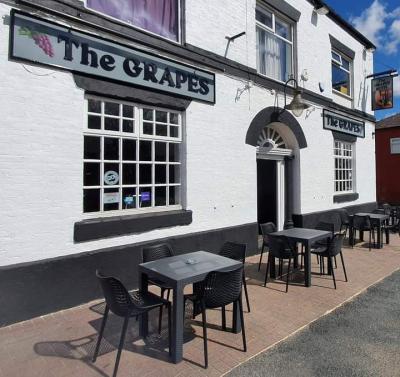 The Grapes Hotel - image 1