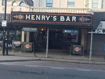 Henrys Bar - image 1