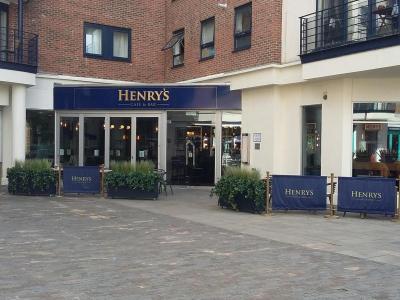 Henrys Cafe & Bar - image 1