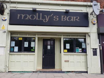Mollys Bar - image 1