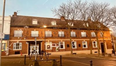 Sneyd Arms Hotel - image 1