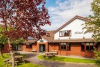Rufford Arms Hotel - image 1
